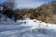 44 Ed ora si cammina in saliscendi pestando neve 
